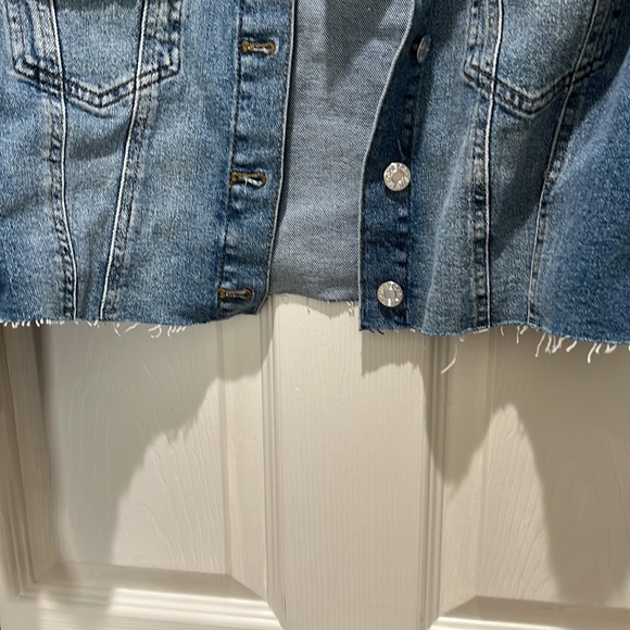 Cropped denim jacket from Guess . - Picture 3 of 4